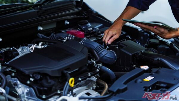 エンジンが稼働することで、エンジンオイルは、金属粉や燃えカス、水分が混入したり、オイルの粘度が低下してくなどで、少しずつ劣化していく（PHOTO：Adobe Stock_Thew）