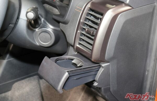 GLSとGSRの最大の違いは全幅だが、個人的にはこれ。GSRのみ引き出し式のカップホルダーが装備されるのだ。これ夏場かなり便利です