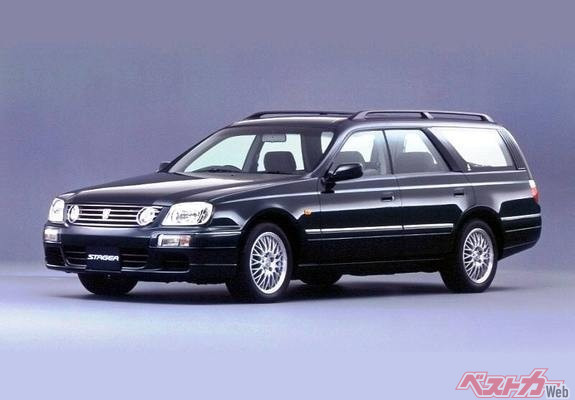 高級車としての側面も持っていたステージアには、バックドアオートクロージャーや左右独立のリモコン可倒式リアシートなどを装備