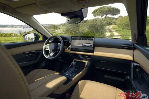 新型CX‐5の包み込まれるようなデザインが特徴のインテリア。センターディスプレイは旧型（10.25インチ）と比較してかなり大型化された