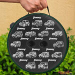 歴代ジムニー集結！　スズキ公認折りたたみスツールが発売開始