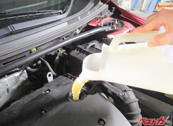 真夏の渋滞を繰り返してきたエンジンオイルは劣化しやすいのでオイル交換を早めに行いたい（写真AC）