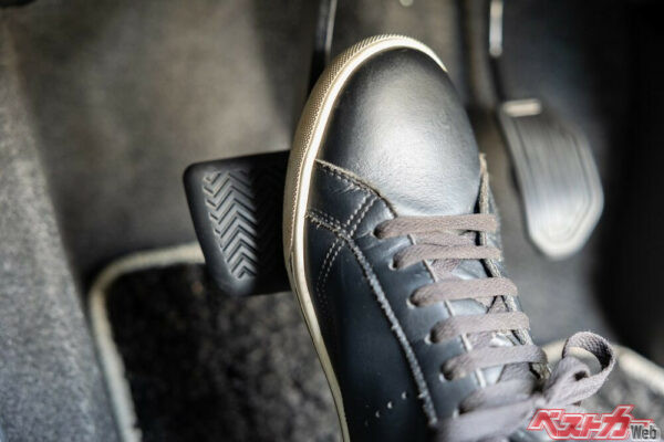 カックンブレーキを避けるには、停止直前にブレーキを少し戻すことがポイント（Adobe Stock＠tarou230）