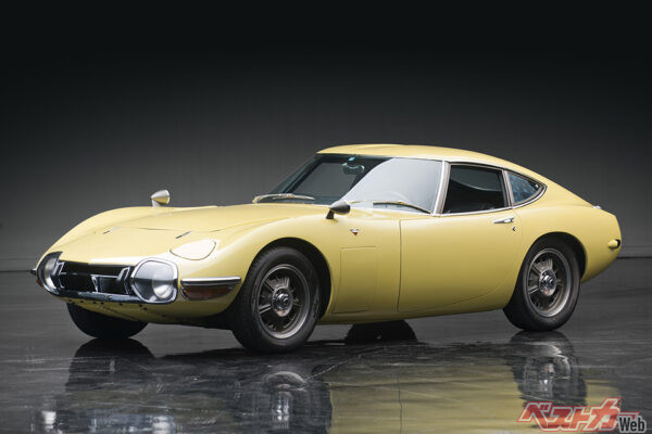 流れるようなボディラインが美しいトヨタ 2000GT。Eタイプと共通のラインがあるように見える