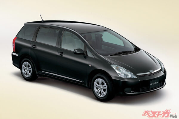 2003年登場の初代トヨタ ウィッシュ。ストリームと同じ全長・全幅・全高が模倣車といわれる理由に