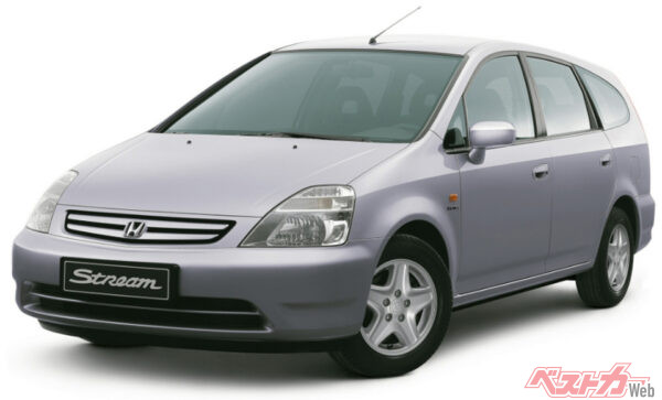 2000年登場の初代ホンダ ストリーム。小さいサイズながら7人乗りを実現して高い人気を集めた