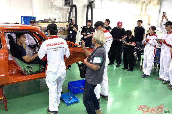 1975年式のホンダ シビックRS（SB1）「サンセット号」。ドライバーは佐藤琢磨氏が担当する