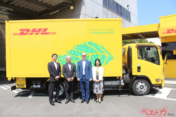 2025年8月にDHLサプライチェーンが行った、水素トラック導入記念セレモニーのようす