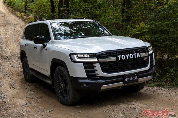 トヨタ ランドクルーザー300。日本SUVのトップとしてGクラスに挑む。伊達軍曹どのが妄想するランクル300には、なぜか幼い弟や妹がいそうな雰囲気だ