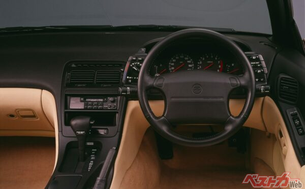 ATシフトレバーやパーキングブレーキレバーには本革巻仕様を採用し、操作部品としての質感と耐久性を両立。日常的な操作フィールにまで配慮した作りとなっている