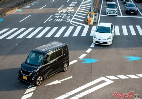 交差点を右折する際、素早く右折する”右折ダッシュ”をするところは多い(写真AC)