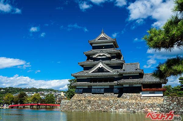 松本市は城下町のため道が狭いところが多い(写真:写真AC)