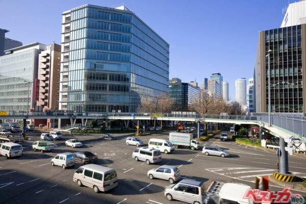 名古屋は車線が多く道幅も大きく走りやすいはずなのに……(Adobe Stock@paylessimages