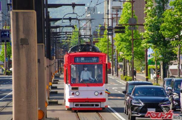 岡山の市街地を走る路面電車(y.tanaka@Adobe Stock)