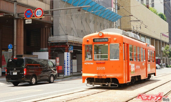 愛媛県伊予鉄道の路面電車(EricAkasi@Adobe Stock)