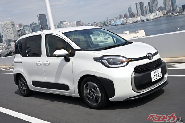 トヨタ シエンタ（2022年8月デビュー／2025年7月販売台数：9290台）。コンパクトなのに3列目シートも備える万能ミニバン。エンジンは1.5LガソリンとHEVをラインナップ