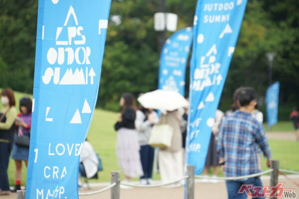 ドーム内はクラフトマンシップを極めたアウトドアメーカーで溢れる