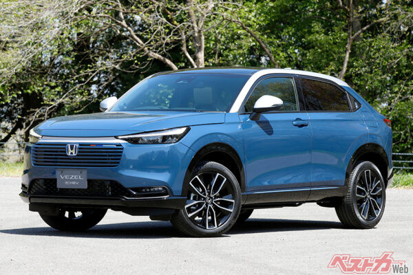 ホンダ ヴェゼル（2021年4月デビュー／2025年7月販売台数：5691台）。使いやすいサイズ、燃費のいいe:HEV（1.5Lガソリンもある）、個性的なデザイン。独自の魅力がいくつもあるのが強み