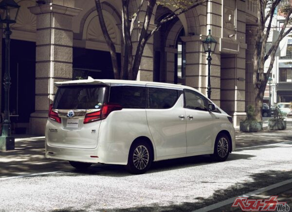 燃費を重視するならハイブリッドモデルを有するアルファードが有利