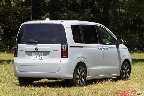 ホンダ フリード。6／7人乗りの3列シートとクロスオーバータイプの「クロスター」は2列シートも設定。1.5LガソリンとHEVがある