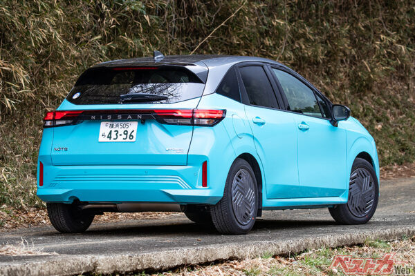 ライバルがHEVとガソリン車を設定するのに対し、ノートはHEV専用。e-POWERは洗練され、加速感も気持ちいいが、高速燃費がやや厳しい