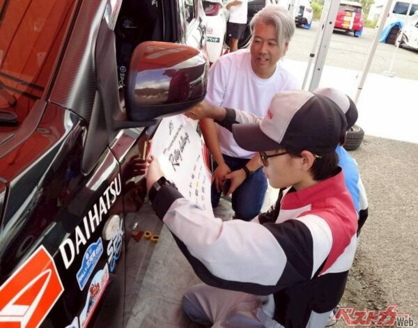 手前の1年生はなんと入学半年。デカール貼りなども体験したぞ。メーカーも立場も忘れてクルマに没頭する。これこそがモータースポーツじゃないか!