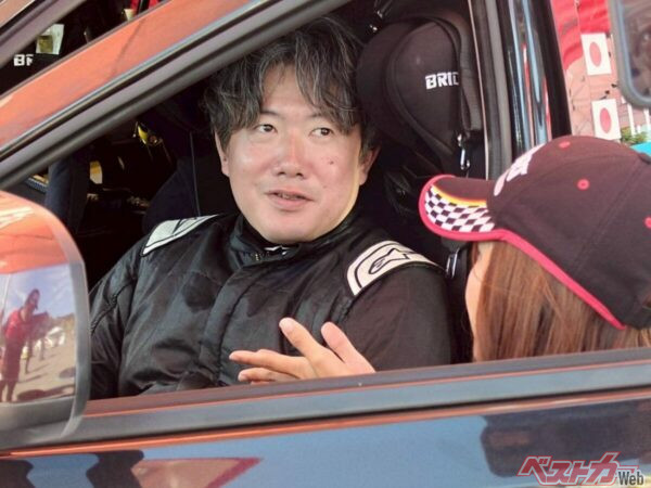 コ・ドライバーでリベンジとなる八尾さん。新聞記者が本業でクルマの専門知識はないのだが、このプロジェクトでモータースポーツの魅力を感じている