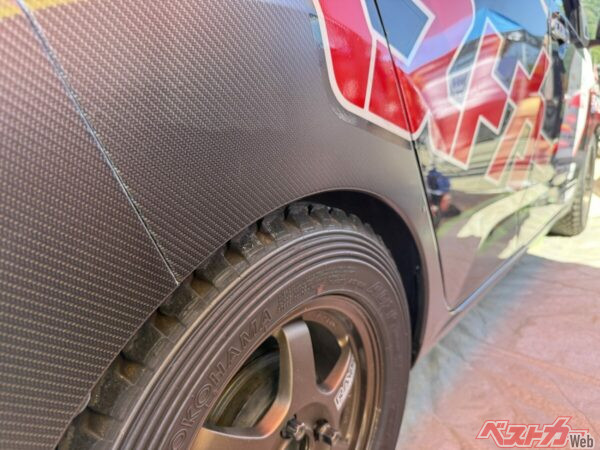 フェンダーからサイドスカートまでもハセプロの誇る「マジカルカーボン」に。もちろんスタイルも最高だが耐久性も抜群の製品だ!!