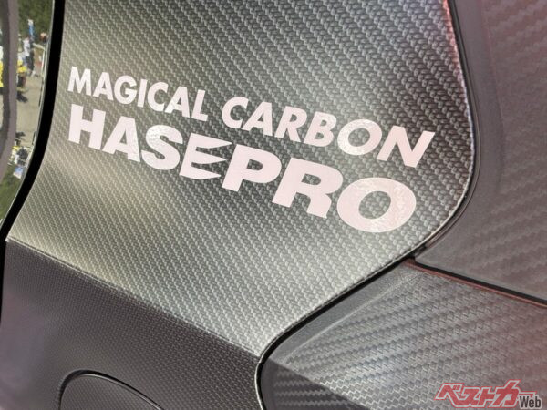 こんなに近くで寄っても「マジカルカーボン」はフィルムには見えない!! カーボンの「目」も合わせて貼っているのは職人のなせる技