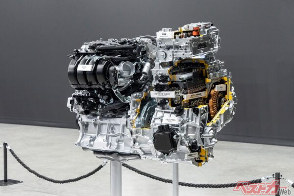 PHEVは第6世代のHEVシステムを新採用。システム出力は320ps、BEV走行距離は1.5倍の150kmまで延長