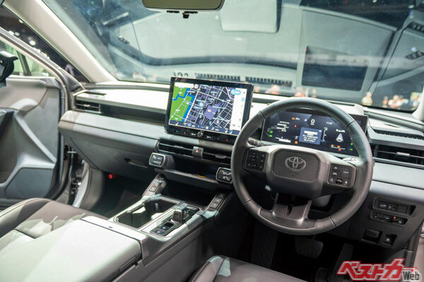 表示、操作類を水平なインパネに集約し、運転中の視線移動や動作を少なくしている