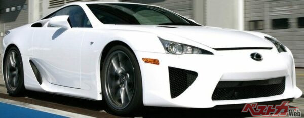 レクサスを代表するスポーツカーといえば、2009年に500台限定で販売された「LFA」。ヤマハと共同開発の4.8L自然吸気V10エンジンのエグゾーストノートは「天使の咆哮」と呼ばれ、世界中の自動車ファンを魅了した