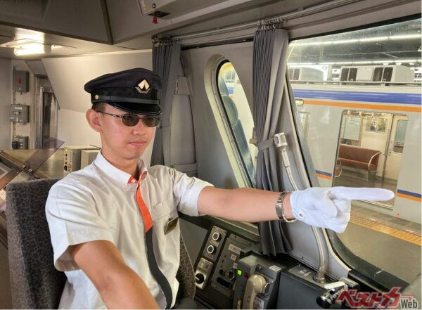 南海鉄道の運転士がSWANSを装着する写真。かっこいい！　自家用車用にも欲しい……と思ったが、法人販売限定とのこと。価格は24,200円（税込）