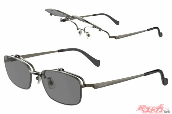 レンズ部分がカシャッと上に跳ね上げられる