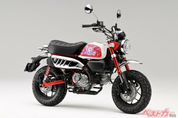 モンキーのデザイン性を損なうことのないコラボ。ちょっといかつさもありながらかわいいホンダのミニバイクはクロミと相性がいいだろう