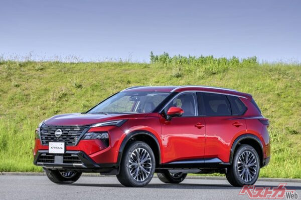 現行エクストレイルの通常モデルといえるe-4ORCEにはG・X・Sがあり、2列シート2WDのS e-4ORCEが384万3400円が最も安い