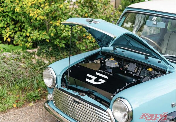 ボンネット下にはエクセディ製「AFT140i」というアキシャル・フラックスモーターが収まる