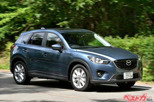 2012年2月に登場した初代CX-5。175ps/42.8kgmを発生する2.2Lディーゼルターボを搭載