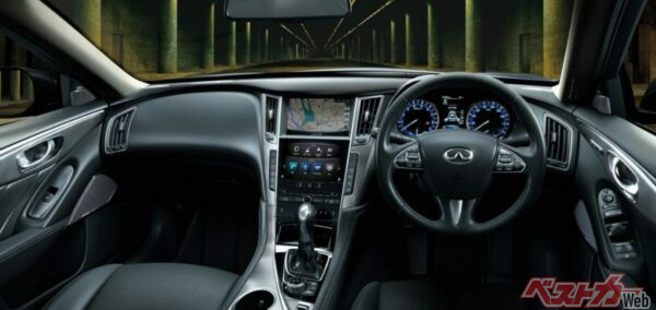 V37スカイラインの発売当初はインフィニティのエンブレムを付けていた。写真は350GTタイプSP。本気目フィニッシャーやBOSEサウンドシステムを設定するなど豪華で質感が高い