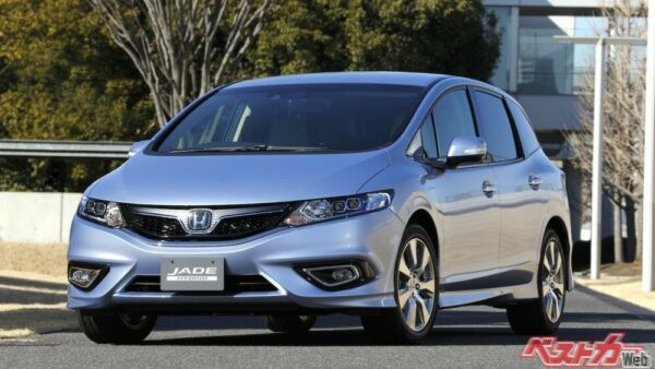 ピラーからフード先端まで繋がる伸びやかな造形を基本としながら、フェンダーの張り出しを強調してワイドなスタンスを表現した独特なスタイリング