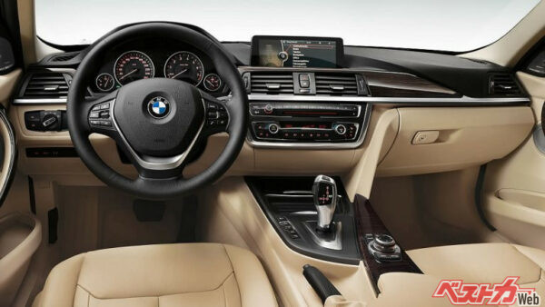 F30型3シリーズのコクピット。E90型シリーズよりも質感が大幅に向上