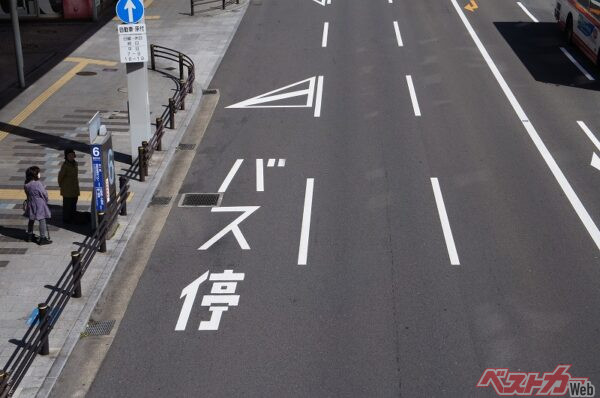 バス停周辺10メートル以内は駐停車禁止。一般車に関しては、例外はほぼない（PHOTO：Adobe Stock_apoptosis）