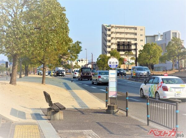 一見便利そうに見えるバス停のスペース。しかし一般車は停めてはいけない（PHOTO：写真AC_おーちゃん2号）