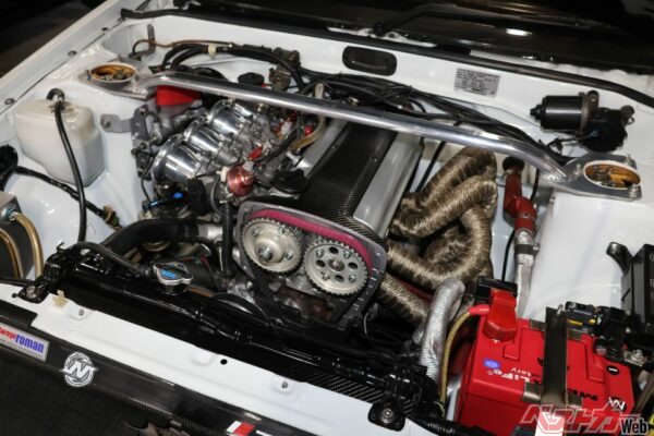 エンジンは、なんと20バルブの４AGに換装。しっかりとチューニングも施される