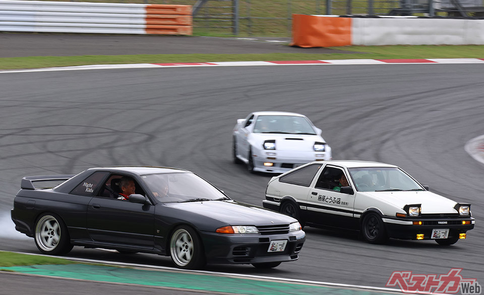 頭文字D』に魂を捧げるファン大集合!! 美しいハチロク＆FD&R32が富士