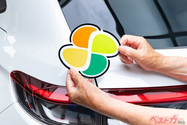 電子車検証はコピーでもOK？　もみじマークは義務？　クルマを運転するなら車載しなければいけないもの