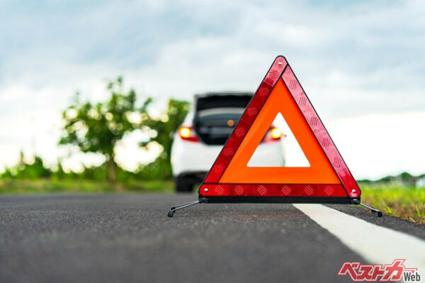 三角版の車載義務はないが、もしもの場合に備えておきたい（Naypong Studio@Adobe Stock）
