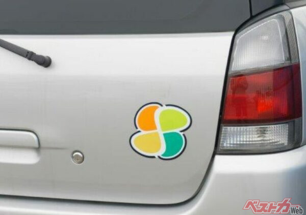 高齢者マーク（高齢運転者標識）。普通自動車を運転できる免許を持つ70歳以上のドライバーが対象。表示については、努力義務（表示するよう努める）となっているため、表示しなくても罰則はない（xiaosan＠Adobe Stock）