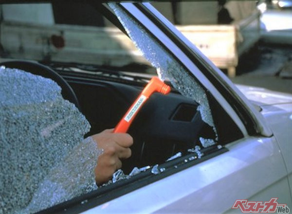 ガラスは素手で割ることはできないし、外れなくなったシートベルトを切ることもできない。そこで備えておきたいのが緊急脱出ツール丸愛産業の「レスキューマンIII。価格は2484円（販売先によって価格の変動あり）