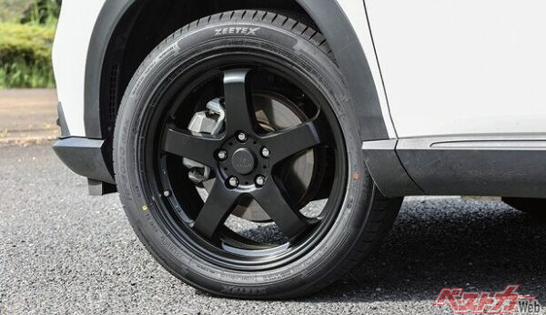 ファイナリストの5本スポークアルミホイール。FZ-S5は1本1万6000円。マットブラックが渋い